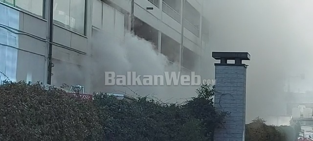 SHTËLLUNGA TË MËDHA TYMI/ Prej 18 orësh vijon të jetë aktiv zjarri në qendrën tregtare (VIDEO)