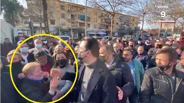 VIDEO EPIKE/ Albana Vokshi edhe në rolin e badigardes së Bashës, i mban duar qytetarës mos…