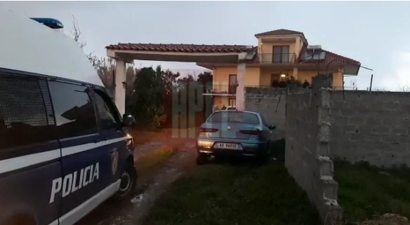 TRAGJIKE/ Gjendet i pajetë 29-vjeçari që vrau me thikë bashkëshorten në Fier