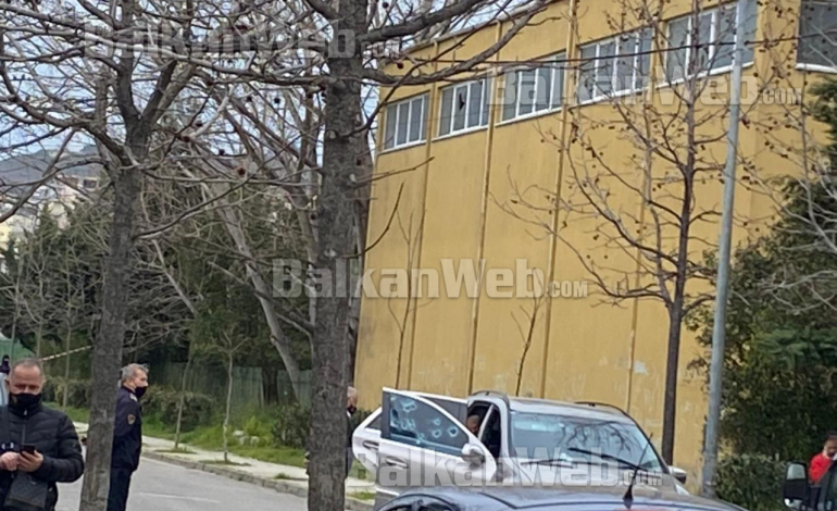 EKZEKUTIMI NË DURRËS/ Xhami i pasagjerit “shoshë” nga breshëria e plumbave (PAMJET+DETAJET)
