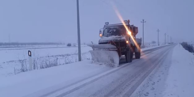 RRESHJE DËBORE NË JUG-LINDJE/ Aksi i Dardhës kalohet vetëm me zinxhirë (VIDEO)