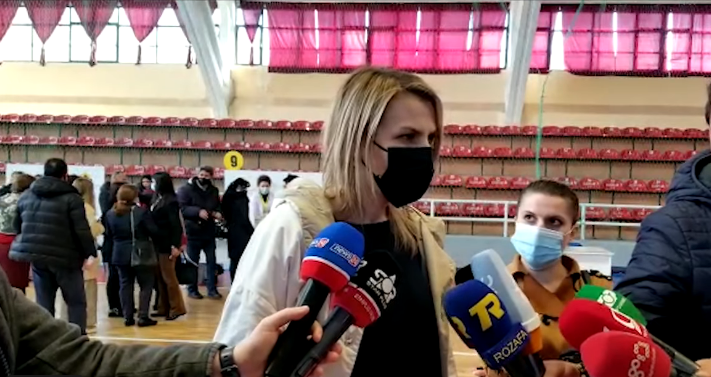 A DO PENALIZOHEN MËSUESIT QË REFUZOJNË VAKSINËN ASTRAZENECA? Drejtoresha e Arsimit në Shkodër: Nuk është me detyrim