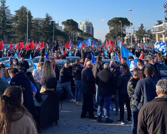 MITINGU I PD/ Trondit moderatori: Thoni të gjithë “Vdekt Edi Rama!”