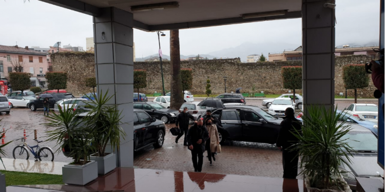 LISTAT E KANDIDATËVE PËR DEPUTET/ Yuri Kim në Elbasan takim me Ballën dhe Bardhin