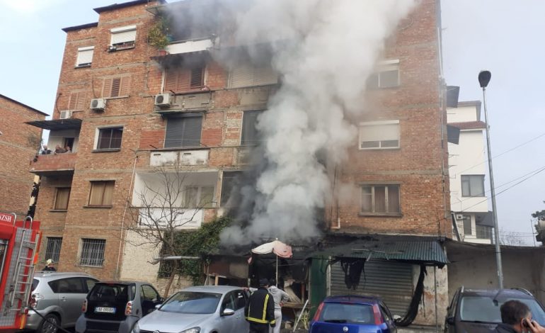 DIGJET NJË DYQAN NË TIRANË/ Flakët përfshijnë dhe ballkonin e banesës, shkrumbohet gjithë malli (VIDEO)