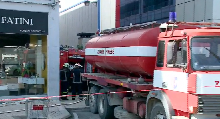 ZJARRI NË QENDRËN TREGTARE/ Zjarrfikësit thyejnë soletën për të shuar flakët, asnjë gjurmë nga roja