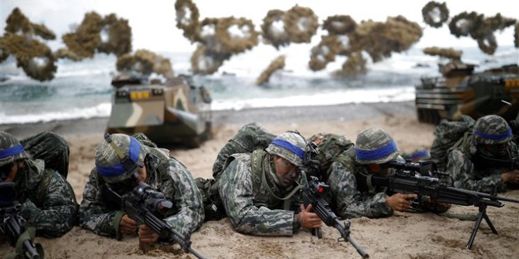 MANOVRAT USHTARAKE TË SHBA/ Korea e Veriut paralajmëron tërheqjen nga marrëveshja