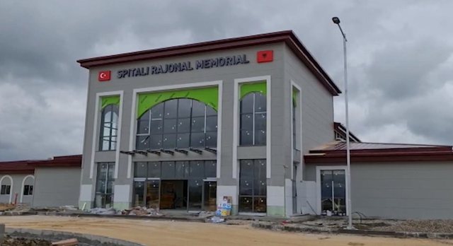 “JEMI NË HAPA TË MIRË…”/ Spitali Memorial i Fierit në fazën e fundit të punimeve