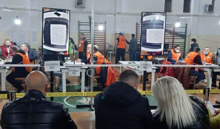 ZGJEDHJET/ Numërohen 146 kuri në Korçë, PS kryeson. Partia e Tom Doshit…