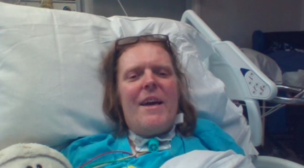 PREJ 1 VITI E SHTRUAR NË SPITAL PËR SHKAK TË COVID-19/ Gruaja: Më thanë se tashmë s’dihej nëse Jason do të vinte sërish në shtëpi