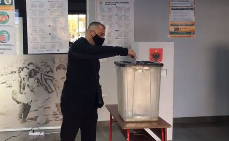 “JAM ME COVID”/ Komisioneri largohet nga qendra e votimit në Vlorë, nëna e tij rezulton pozitive