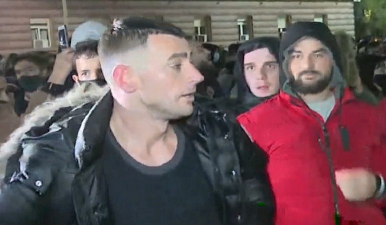 PAS HUMBJES SË THELLË TË BASHËS/ Arkimed Lushaj në lot (VIDEO)
