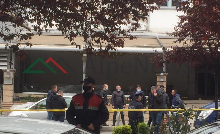 PAMJET EKSKLUZIVE/ Plagosja me thikë tek XHAMIA në Tiranë, ja çfarë ndodh në vendngjarje