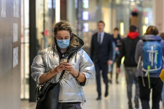 LAJM I MIRË/ Studiuesit: Ja kur mund të heqim përfundimisht maskat mbrojtëse