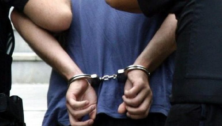 DHUNUAN 27-VJEÇARIN DHE E MBAJTËN PENG/ Arrestohen dy të rinj në Vlorë