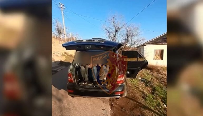 PO TRANSPORTONTE 17 EMIGRANTË TË PALIGJSHËM/ Arrestohet 34-vjeçari në Korçë