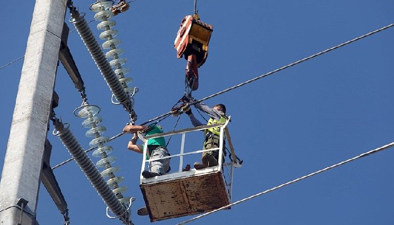 HUMBI JETËN ELEKTRICISTI SHQIPTAR NË GREQI/ E kapi korrenti duke rregulluar linjën, të vdekur edhe dy kolegët grekë