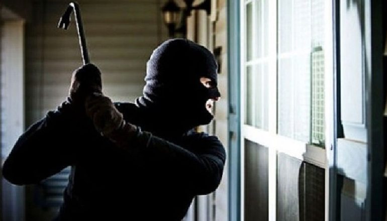 VODHËN FARMACINË, NJË KJOSKË DHE NJË BAR-BILARDO/ Arrestohet 31-vjeçari dhe shpallet në kërkim një person tjetër