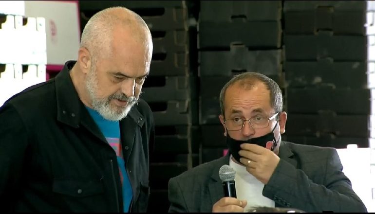 “ËSHTË E RËNDË KJO KARRIGE”/ Rama i liron vendin fermerit: Tregojua pak analistëve sa punë ke. Hajde dhe ti oligarku i domateve