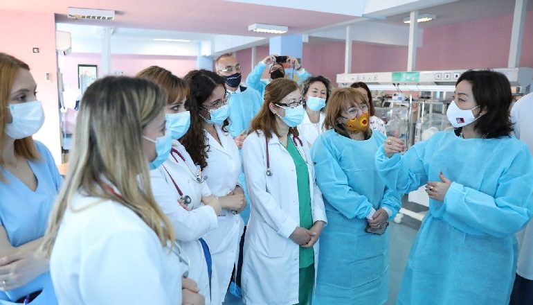 PAISJET E DHURUARA NGA SHBA NË SPITALIN “KOÇO GLOZHENI”/ Yuri Kim: Krah për krah do ta kalojmë pandeminë