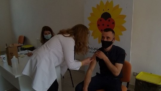 NIS EDHE NË KUKËS VAKSINIMI I POLICËVE/ 165 efektivë pritet të vaksinohen sot (VIDEO)
