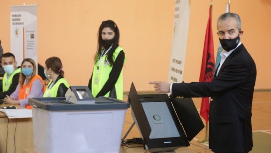 VOTIMI ELEKTRONIK/ Celibashi e teston ne Tiranë: Ja për sa minuta del