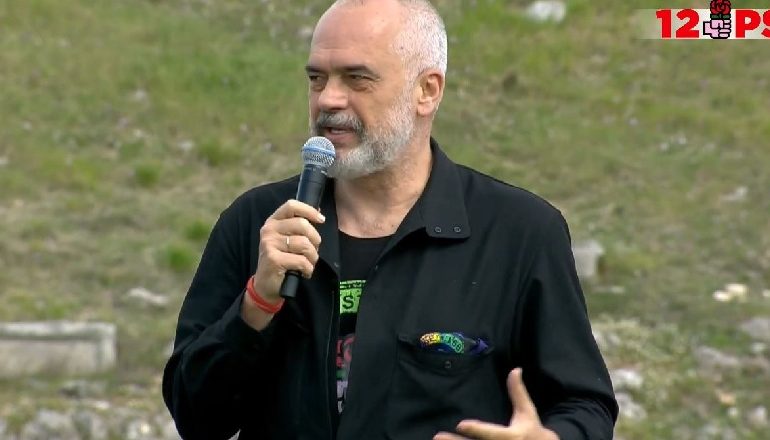 IRONIZON BASHËN/ Rama poston FOTON e qenit të shtrirë para lokalit me posterat e PD-së: Gjumi është ngjitës