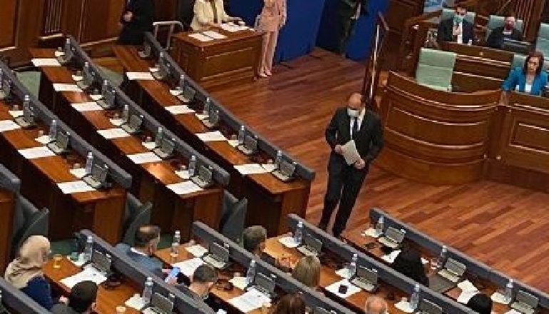 MBLIDHET SOT KUVENDI I KOSOVËS/ Zhvillohet seanca për zgjedhjen e presidentit. Në garë Vjosa Osmani dhe Nasuf Bejta