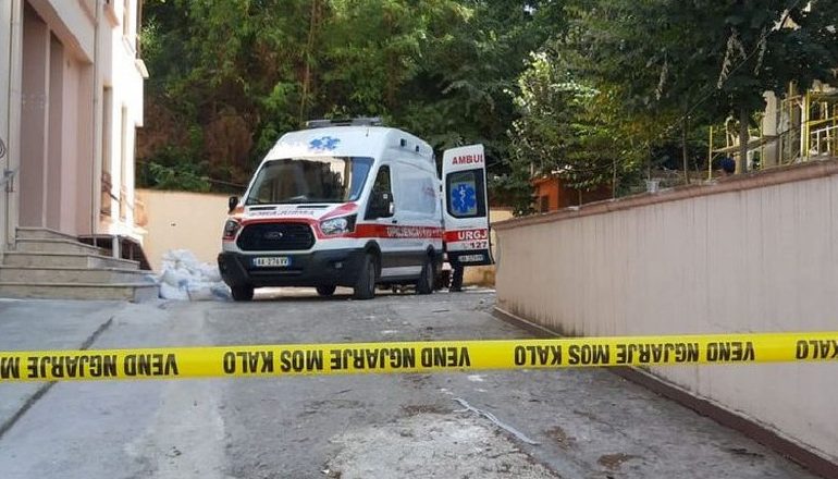 E RËNDË NË POGRADEC/ 55-vjeçari bie nga skela, dërgohet me urgjencë në spital
