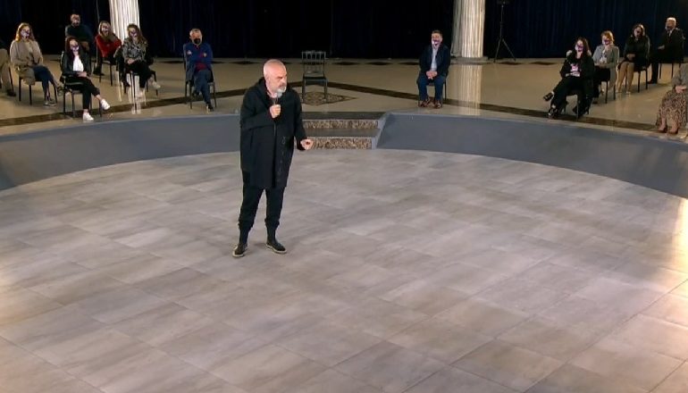 TAKIM ME QYTETARËT NË FIER/ Rama: Luli është kukull, një Gjino për Marigonë! S’mund të lejojmë më Ilirin të gjuaj me gurë…