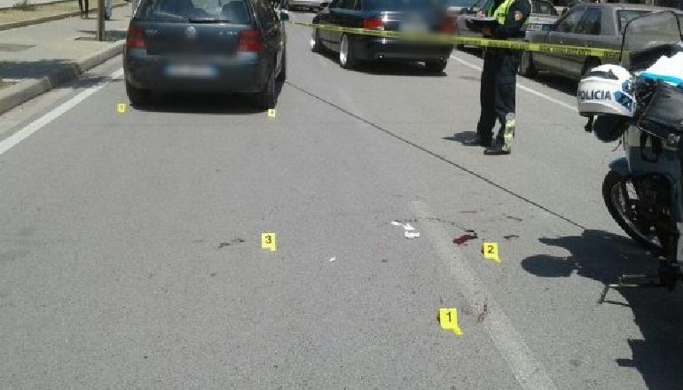 AKSIDENT NË KLOS/ Makina përplas një 22-vjeçar dhe një djalë 15 vjeç