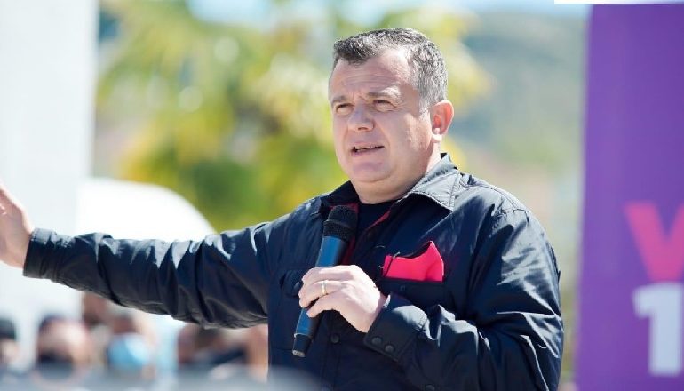 TAKIM ME BANORËT E GRAMSHIT/ Demokratët që e kanë zemrën djathtas ta çojnë në vendin e duhur, mos ia jepni votën…