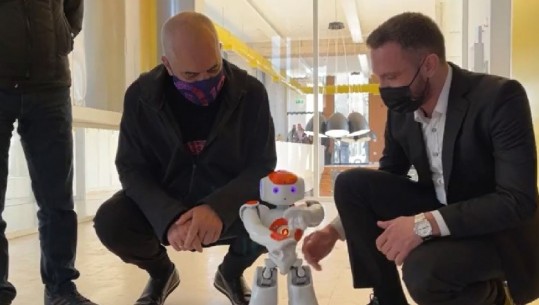 “PLANI YNË I VEPRIMIT KA ASPEKTIN FINANCIAR…”/ Rama në biblotekën e Korçës takohet me robotin “Nao”: Edhe ky me dy gishta