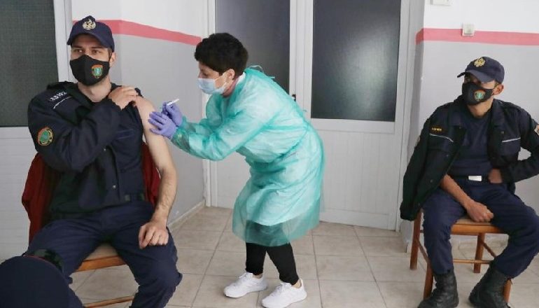 “SHQIPËRIA BUZËQESH”/ Vetëm sot janë kryer 14.880 vaksinime, në total janë bërë 221.588 vaksina