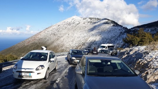 RESHJE DËBORE NË AKSIN E LLOGARASË/ Qarkullimi vetëm me zinxhirë për shkak të ngricave