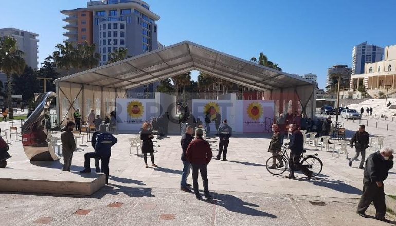 “SHQIPËRIA BUZËQESH”/ Ngrihet çadra në qendër të Durrësit për vaksinimin masiv mbi 65-vjeç