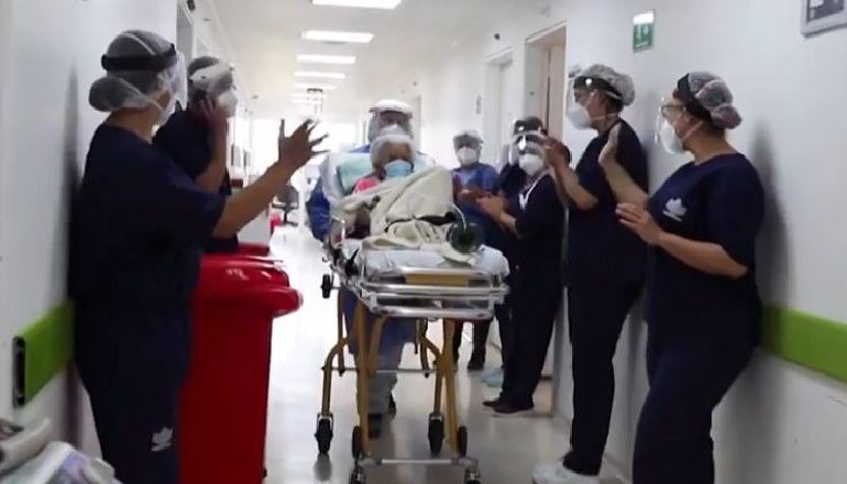 MPOSHTI PËR HERË TË DYTË COVID-19/ Mjekë dhe infermierë përcjellin me duartrokitje nga spitali 104-vjeçaren (VIDEO)