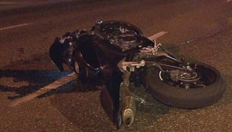 AKSIDENT NË ELBASAN/ Motori del nga rruga, plagosen rëndë dy persona