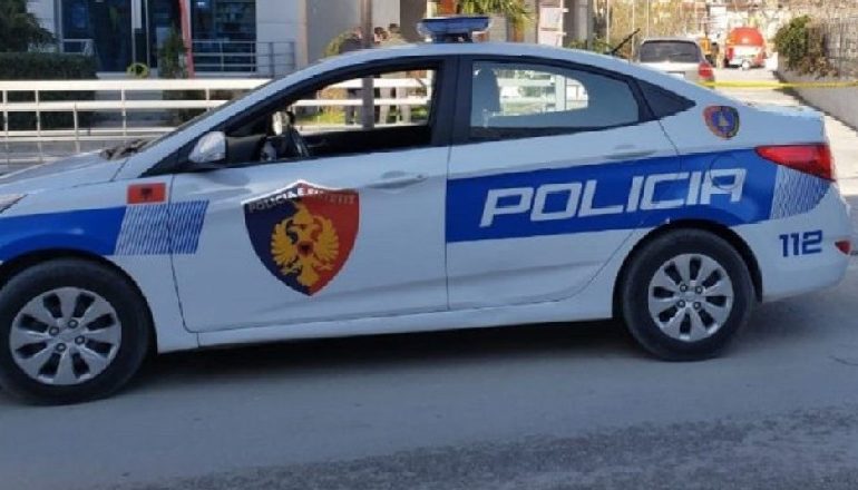 E RËNDË NË KUKËS/ Goditi me thikë 19-vjeçarin shpallet në kërkim i riu