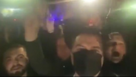 GRUMBULLIME MASIVE DHE NJERËZ PA MASKA/ Basha thyen orën policore. Shfaqet në mes të natës me dhjetëra militantë në Dibër (VIDEO)