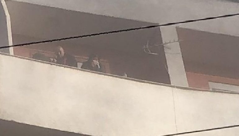 DIGJET MAKINA E PARKUAR NË GARAZHIN E NJË PALLATI NË TIRANË/ Evakuohen banorët, shkaku…
