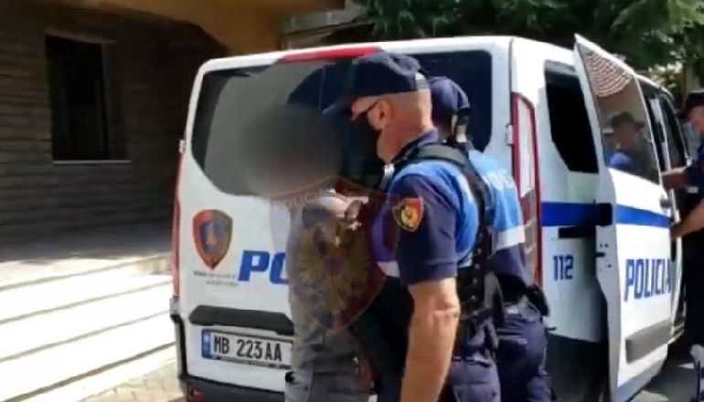 PO TRANSPORTONTE 5 EMIGRANTË TË PALIGJSHËM/ Arestohet 40-vjeçari nga Kavaja