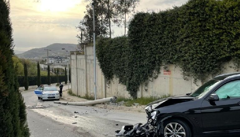 AKSIDENT NË TIRANË/ Makina përplaset me shtyllën, kjo zonë në kryeqytet mbetet pa drita (FOTO)