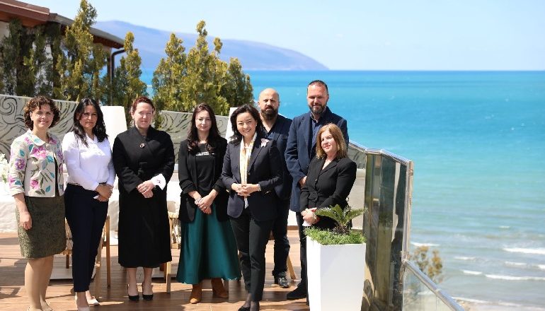 TAKIM ME SHOQËRINË CIVILE NË VLORË/ Yuri Kim: Kontribuoni për një demokraci më të fortë, nxisni rininë të votojë