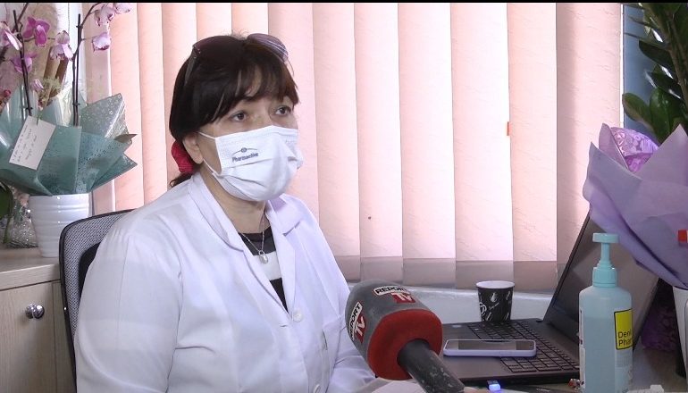 DREJT PËRFUNDIMIT VAKSINIMI I TË MOSHUARVE/ Mjekja: Skeptikët që e refuzuan, tani kërkojnë vaksinën