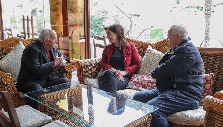 TAKIM ME VËLLEZËRIT E MIRËNJOHUR NË ELBASAN/ Kushi: Krenare për ikonat e muzikës popullore…