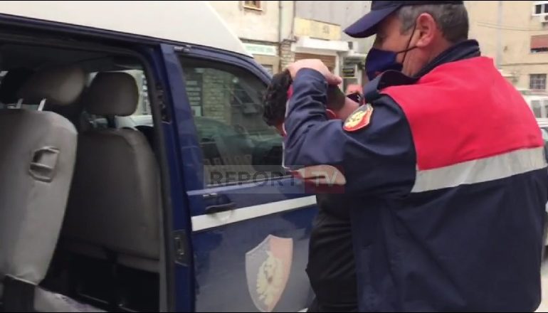 SHERRI NË BERAT/ Tentuan t’i merrnin pistoletën policit dhe e dhunuan. Ja si e pësuan 3 vëllezërit (VIDEO)