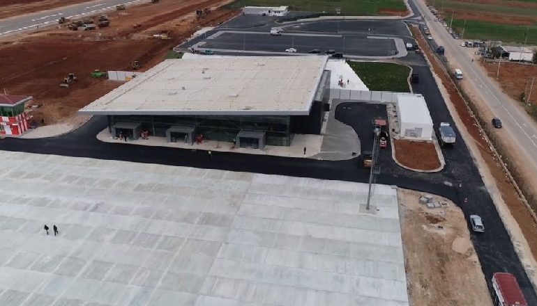 SOT ULET AVIONI I PARË NË AEROPORTIN E KUKËSIT/ Udhëtarët e parë do të jenë çunat e Londrës