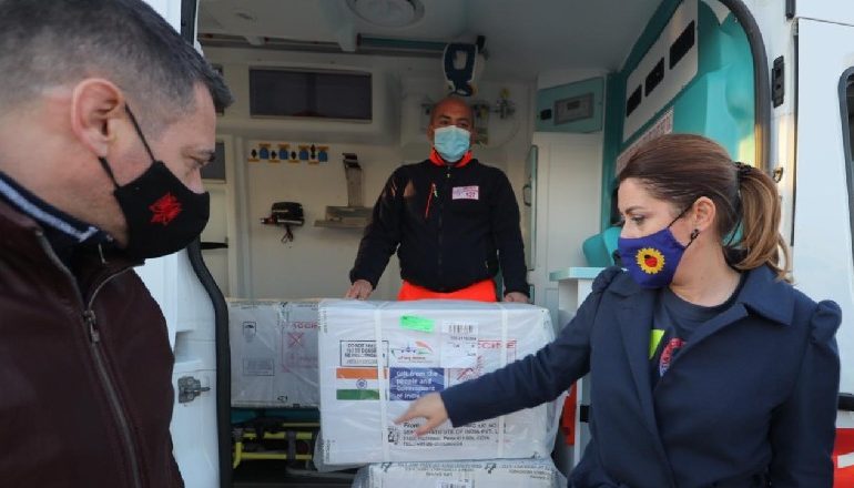 MBËRRIJNË NË RINAS 50 MIJË VAKSINA ASTRAZENECA/ Manastirliu: Javën tjetër nisim vaksinimin e punonjësve të transportit ajror