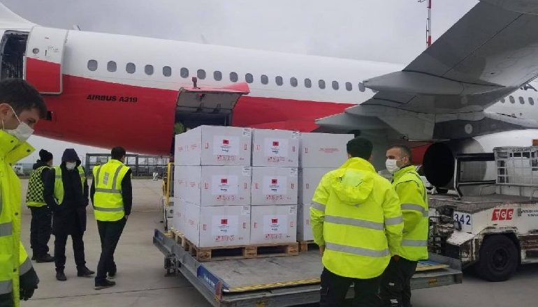 JEP LAJMIN E MIRË/ Rama: 208 mijë vaksina të tjera zbresin pas pak orësh në Rinas